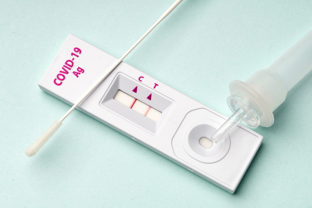 7 5   Rapid Test Device Covid 19 Virus With Positive Result Close Up 