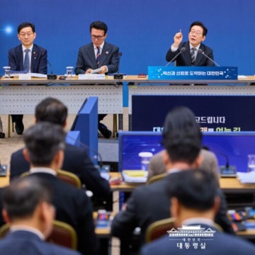 ‘똑부’ 보스의 디테일 욕심, 공항에서 책갈피 검사할 건가.